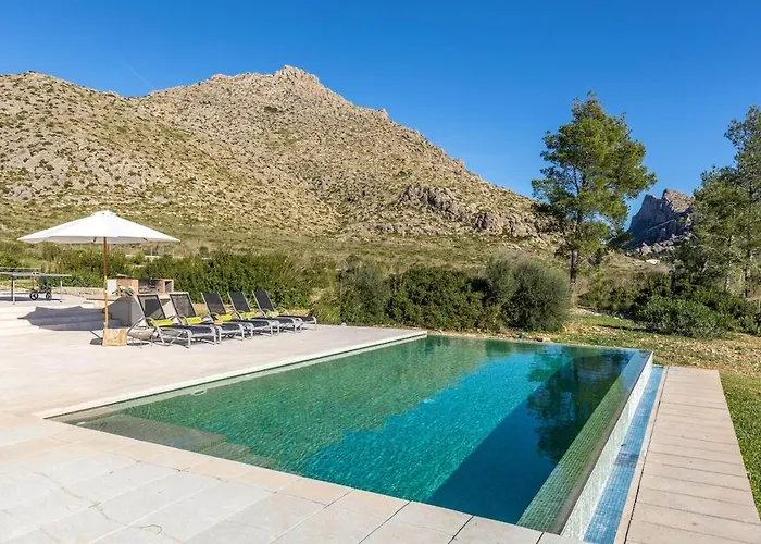 Unique Nestled Between Mountains 波连萨港