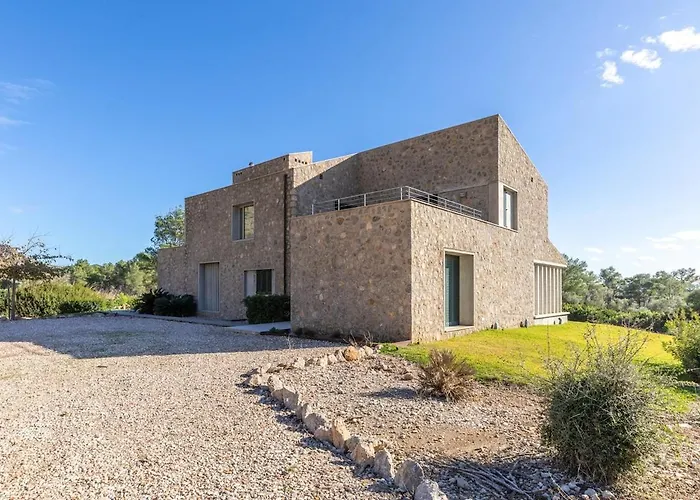 Villa Unique Nestled Between Mountains *